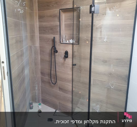 מקלחון זכוכית עם ראש מקלחת שחור